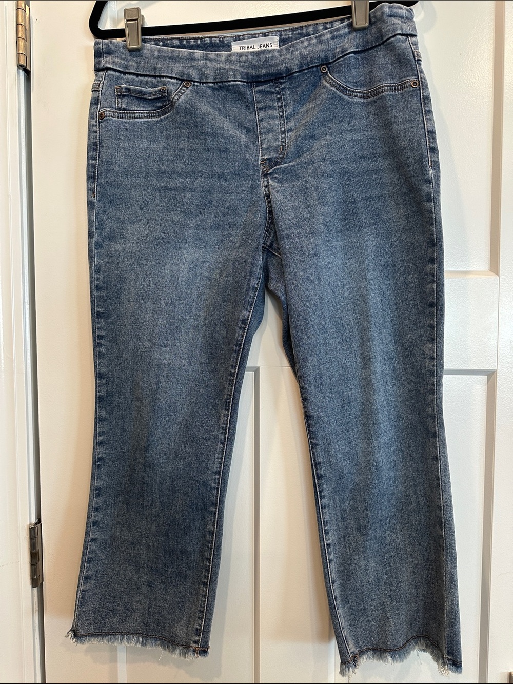 Tribal Cropped Ankle Jeans in Faded Blue
